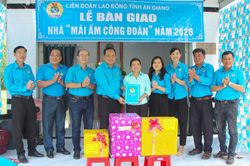 B&agrave;n giao M&aacute;i ấm c&ocirc;ng đo&agrave;n tại phường Tịnh Bi&ecirc;n