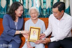 Ph&oacute; Chủ tịch nước V&otilde; Thị &Aacute;nh Xu&acirc;n thăm, tặng qu&agrave; Mẹ Việt Nam Anh h&ugrave;ng v&agrave; gia đ&igrave;nh ch&iacute;nh s&aacute;ch tại An Giang