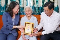 Ph&oacute; Chủ tịch nước V&otilde; Thị &Aacute;nh Xu&acirc;n thăm, tặng qu&agrave; Mẹ Việt Nam Anh h&ugrave;ng v&agrave; gia đ&igrave;nh ch&iacute;nh s&aacute;ch tại An Giang