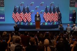Tổng thống Donald Trump tuy&ecirc;n bố muốn Mỹ ở lại NATO