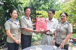 Tặng qu&agrave; c&aacute;c đồng ch&iacute; nguy&ecirc;n l&atilde;nh đạo Thi h&agrave;nh &aacute;n d&acirc;n sự tỉnh qua c&aacute;c thời kỳ