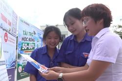 Hơn 300 người tham gia phiên giao dịch việc làm tại Thăng Điền