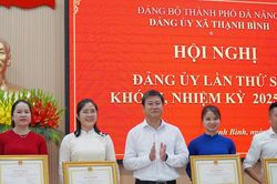 100% đảng viên xã Thạnh Bình cài đặt, sử dụng sổ tay Đảng viên điện tử
