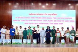 Ph&oacute; Chủ tịch Quốc hội thăm, tặng qu&agrave; gia đ&igrave;nh ch&iacute;nh s&aacute;ch tại Đồng Th&aacute;p