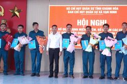 Ban Chỉ huy Qu&acirc;n sự x&atilde; Vạn Ninh c&ocirc;ng bố quyết định th&agrave;nh lập 7 tiểu đội tự vệ