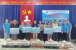 Hội Liên hiệp Phụ nữ xã Phước Hậu trao gà giống hỗ trợ hội viên có hoàn cảnh khó khăn