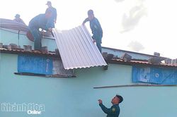 Lốc xoáy cục bộ làm tốc mái một nhà dân ở xã Tây Ninh Hòa