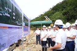 Chủ tịch UBND tỉnh yêu cầu gỡ 'điểm nghẽn' giải phóng mặt bằng, tăng tốc dự án trọng điểm