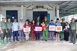 Thăm, tặng quà các gia đình bị ảnh hưởng sạt lở do mưa kéo dài