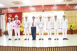 Đảng ủy phường Đông Kinh công bố các quyết định về tổ chức bộ máy và công tác cán bộ