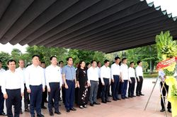 Đo&agrave;n c&ocirc;ng t&aacute;c tỉnh L&agrave;o Cai viếng c&aacute;c anh h&ugrave;ng liệt sĩ tại những 'địa chỉ đỏ' tr&ecirc;n địa b&agrave;n tỉnh Quảng Trị