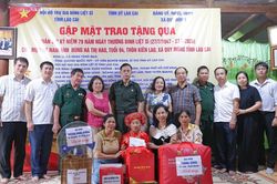 Hội Hỗ trợ gia đ&igrave;nh liệt sĩ tỉnh L&agrave;o Cai thăm v&agrave; tặng qu&agrave; c&aacute;c Mẹ Việt Nam anh h&ugrave;ng