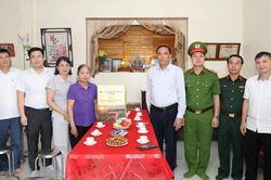 Ph&oacute; B&iacute; thư Thường trực Tỉnh ủy Ho&agrave;ng Giang thăm, tặng qu&agrave; người c&oacute; c&ocirc;ng tại x&atilde; Chấn Thịnh v&agrave; Thượng Bằng La