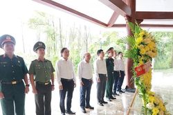 Đoàn đại biểu tỉnh Phú Thọ dâng hương tại Khu di tích Ngã ba Đồng Lộc