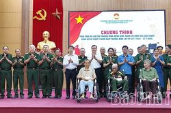 Trao tặng xe lăn cho thương binh, bệnh binh và người có công