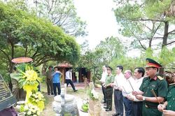 Đo&agrave;n đại biểu tỉnh Ph&uacute; Thọ d&acirc;ng hương tưởng nhớ Đại tướng V&otilde; Nguy&ecirc;n Gi&aacute;p