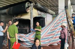 Lực lượng chức năng phong tỏa hiện trường, điều tra nguy&ecirc;n nh&acirc;n vụ ch&aacute;y chợ Cộn