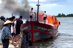 Cháy tàu cá neo đậu tại cảng, thiệt hại khoảng 800 triệu đồng