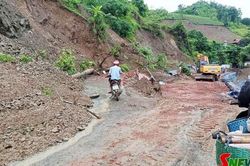 Mưa lớn gây sạt lở và ách tắc giao thông tại khu vực Quỳnh Nhai