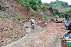 Mưa lớn gây sạt lở và ách tắc giao thông tại khu vực Quỳnh Nhai