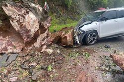 Đá lăn trúng xe ô tô trên QL.279D đoạn dốc Cao Pha, xã Mường Bú.