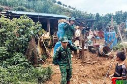 Đồn Bi&ecirc;n ph&ograve;ng Chiềng Tương v&agrave; lực lượng tại chỗ kịp thời di dời hộ d&acirc;n ra khỏi v&ugrave;ng sạt lở đất