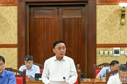 Thường trực Ban B&iacute; thư Trần Cẩm T&uacute; chủ tr&igrave; Hội nghị sơ kết c&ocirc;ng t&aacute;c chuyển đổi số trong c&aacute;c cơ quan Đảng