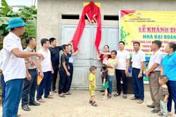 Bắc Quang b&agrave;n giao nh&agrave; Đại đo&agrave;n kết cho hộ ngh&egrave;o th&ocirc;n Bảo Thắng