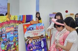 Triển lãm sách kết hợp áo dài