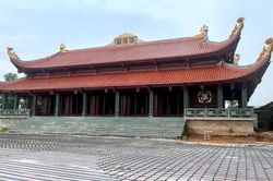Nhị vị Trưởng lão Hòa thượng thăm công trình tu bổ chùa Hương Ấp (phường Phổ Yên, Thái Nguyên)