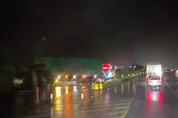 Ô tô mất lái, đâm vào hàng rào thi công trên cao tốc Nội Bài - Lào Cai