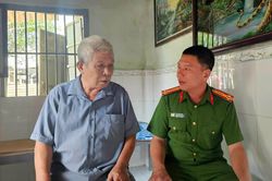 Nỗi lòng cụ ông chăm ba cháu mồ côi