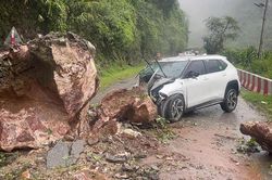 Đá lở rơi trúng ô tô ở Sơn La, nhiều tuyến đường Lào Cai ngập sâu sau mưa lớn