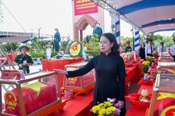 Phó Chủ tịch nước Võ Thị Ánh Xuân dự lễ an táng 235 hài cốt liệt sĩ ở An Giang