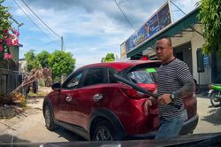 Từ đường nhánh lao ra suýt gây tai nạn, tài xế ô tô còn rút gậy đe dọa