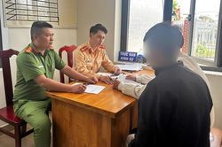 Thiếu ni&ecirc;n l&aacute;i xe m&aacute;y bằng ch&acirc;n đăng mạng x&atilde; hội bị tịch thu phương tiện
