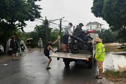 Mưa lớn, CSGT Lào Cai dùng xe chuyên dụng hỗ trợ người dân vượt điểm ngập trên QL37