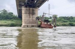 Phú Thọ: Kịp thời cứu hộ tàu mắc kẹt vào trụ cầu Việt Trì, 2 người được cứu thoát