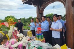 Bộ trưởng Trần Hồng Minh dâng hương tưởng niệm các anh hùng liệt sĩ tại Quảng Trị