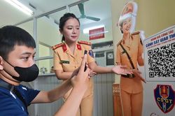 Qu&eacute;t m&atilde; QR, người d&acirc;n 'chấm điểm' chất lượng phục vụ của CSGT H&agrave; Nội