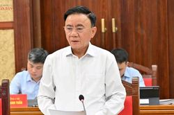 Thường trực Ban B&iacute; thư Trần Cẩm T&uacute; chủ tr&igrave; Hội nghị sơ kết c&ocirc;ng t&aacute;c chuyển đổi số trong c&aacute;c cơ quan Đảng