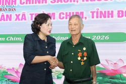 Phó Chủ tịch Quốc hội Nguyễn Thị Hồng trao quà tặng gia đình chính sách tại xã Tràm Chim, Đồng Tháp