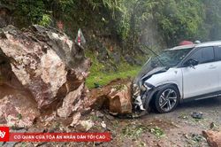 Ô tô bẹp đầu vì bị khối đá nặng hàng tấn rơi trúng