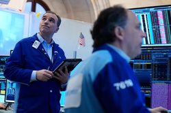 Dow Jones mất hơn 570 điểm, Nasdaq ngược dòng tăng