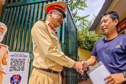 Người d&acirc;n trực tiếp 'chấm điểm' CSGT H&agrave; Nội sau mỗi thủ tục h&agrave;nh ch&iacute;nh