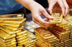 Giá vàng giảm mạnh trong bối cảnh dầu thô tăng giá