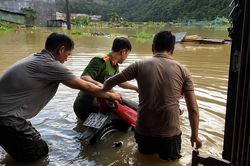Công an xã Mường Khương xuyên đêm giúp dân chống lũ