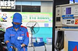 Gi&aacute; xăng tiếp tục giảm hơn 500 đồng/l&iacute;t