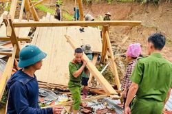 Công an tỉnh Sơn La hỗ trợ nhân dân bị thiệt hại do mưa lớn