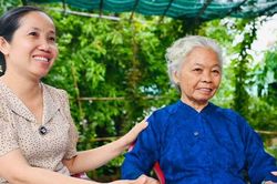 Chuyện tình bất tử của cô giao liên bên sông Vàm Cỏ Đông